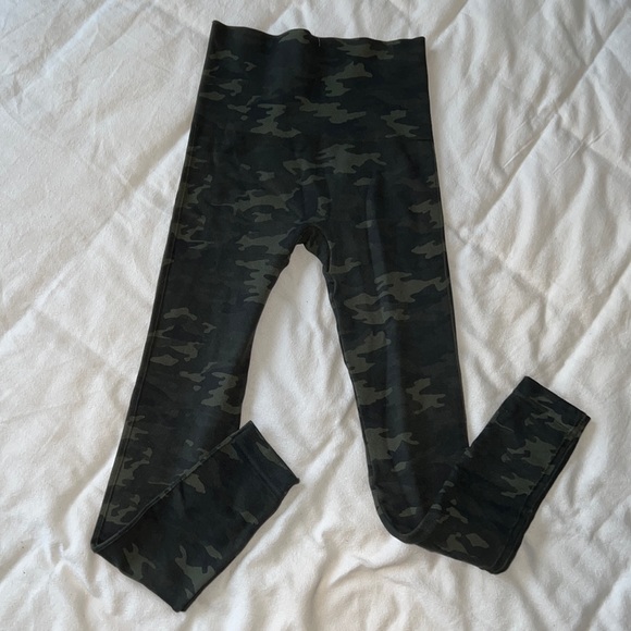 SPANX Booty Boost 7/8 Leggings CAMO - Picture 4 of 7
